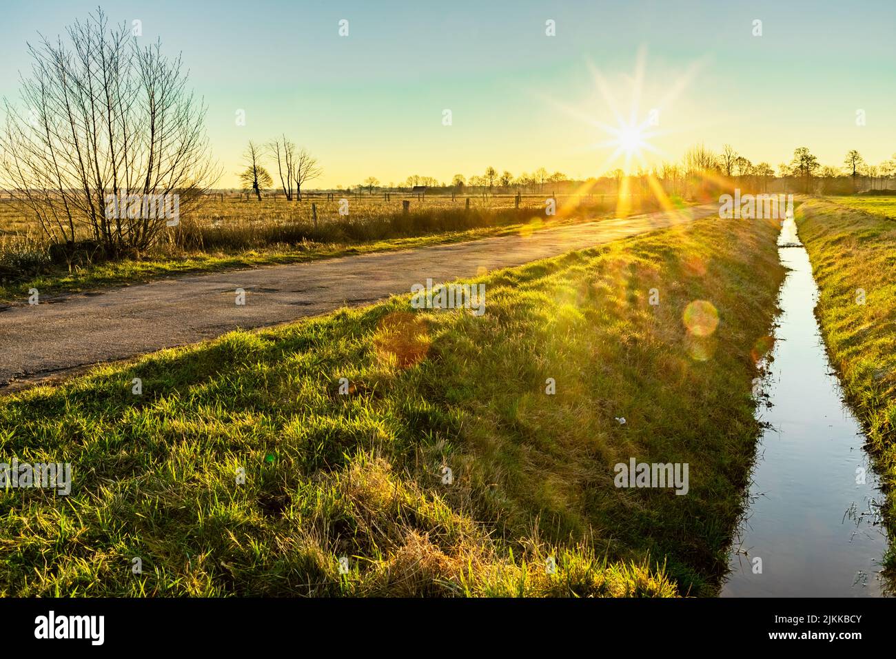 colorful alba invernale su un campo in gemito recker germania Foto Stock