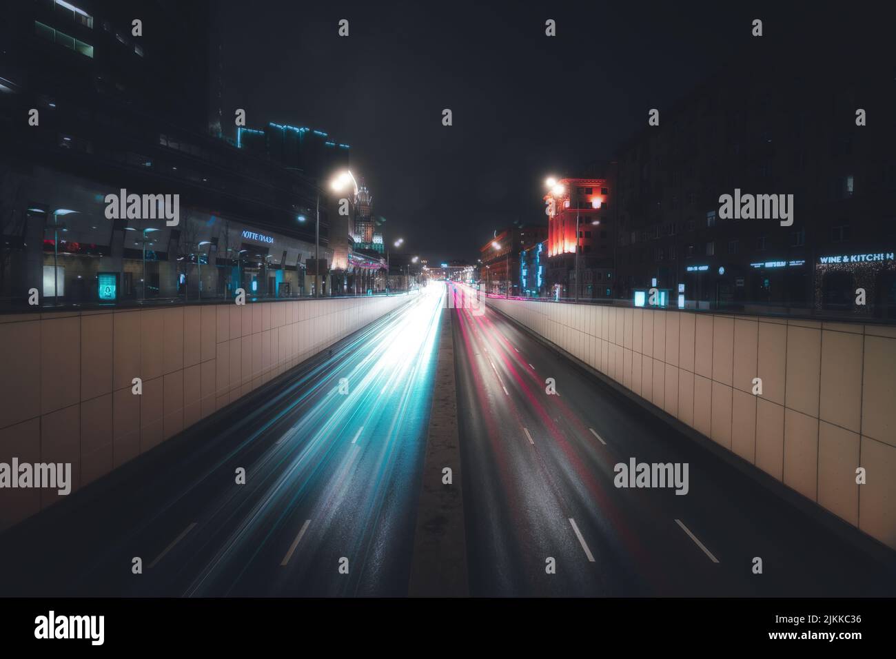 Una lunga esposizione notturna girato con le luci della città su Novy Arbat, Mosca, Russia Foto Stock