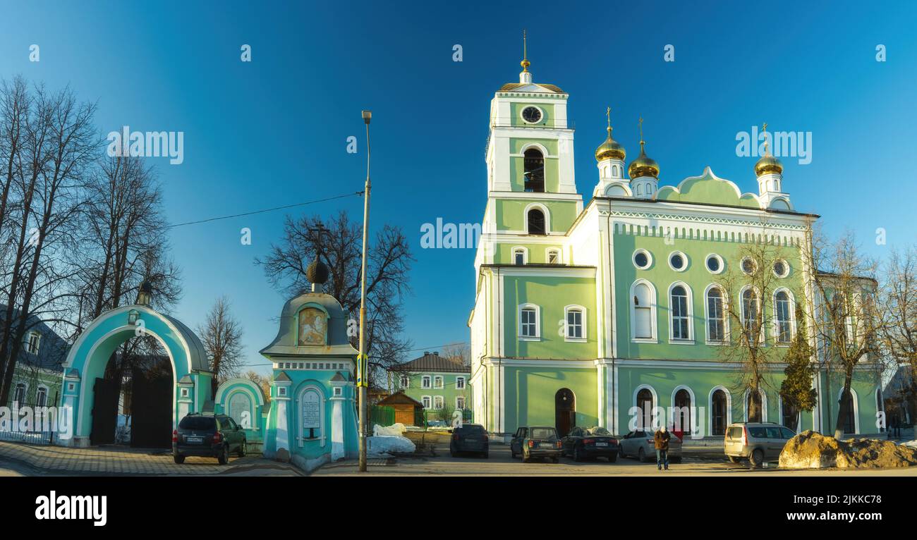 Una foto panoramica della Chiesa della Trinità vivificante, quartiere Bogorodsky, Regione di Mosca, Russia Foto Stock