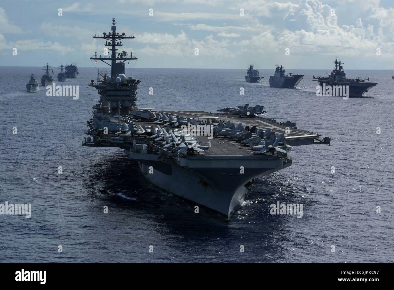 Oceano Pacifico, Stati Uniti. 28 luglio 2022. Il portaerei USS Abraham Lincoln della Marina statunitense di classe Nimitz vele in formazione con navi da ventisei nazioni durante il Rim del Pacifico nell'Oceano Pacifico, 28 luglio 2022 vicino alle Hawaii, USA. Credit: MC3/Mina/Mina Live News Foto Stock