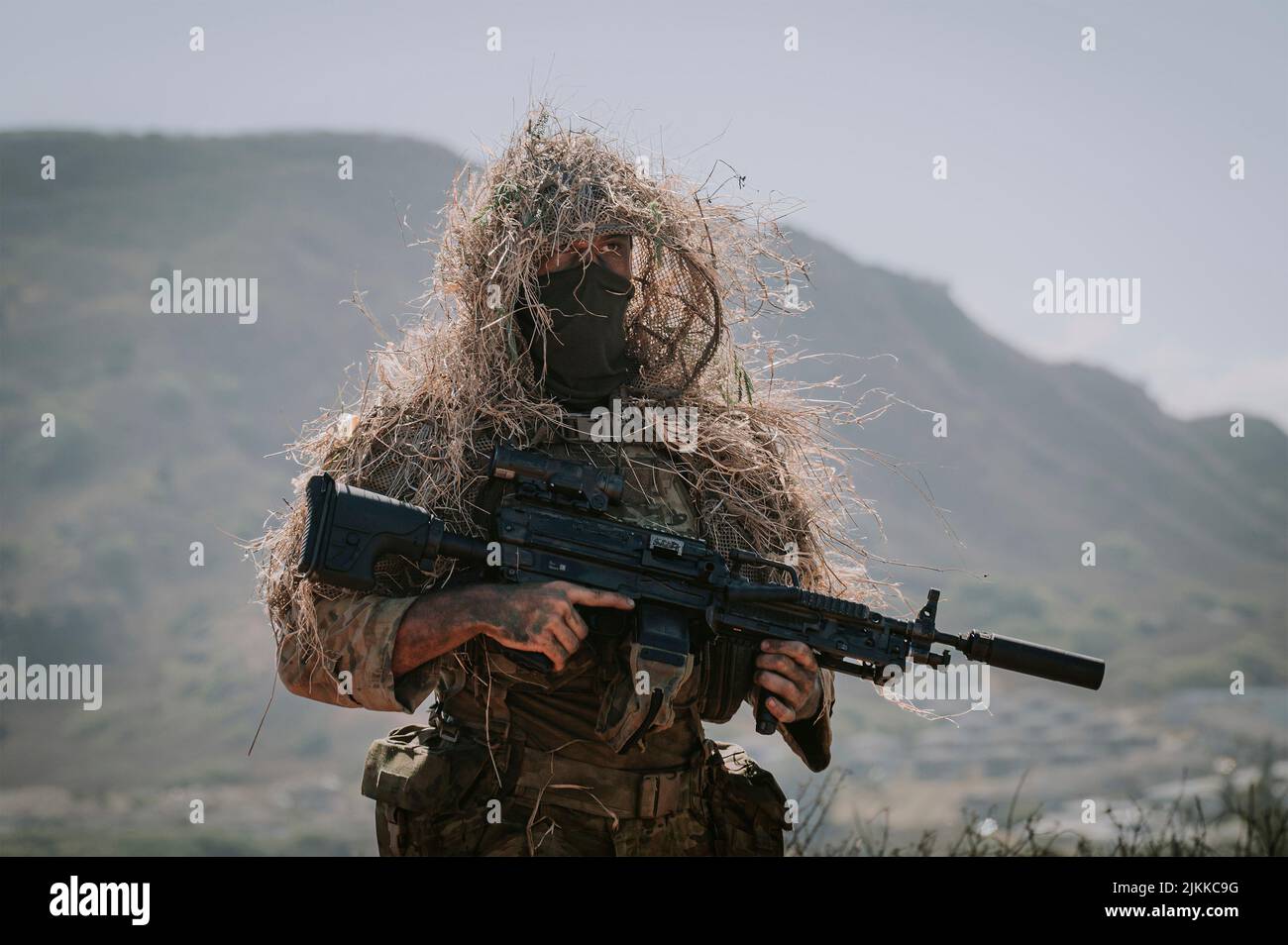 Kaneohe Bay, Stati Uniti. 01 Agosto 2022. Una squadra di ricognizione dell'esercito australiano che indossa una tuta ghillie, si posiziona durante un raid anfibio per un'esercitazione multinazionale delle operazioni litorali come parte del Rim del Pacifico alla base del corpo dei Marine Hawaii, 1 agosto 2022 a Kaneohe Bay, Hawaii. Credito: CPL. Djalma Vuong-De Ramos/Canadian Armed Forces/Alamy Live News Foto Stock