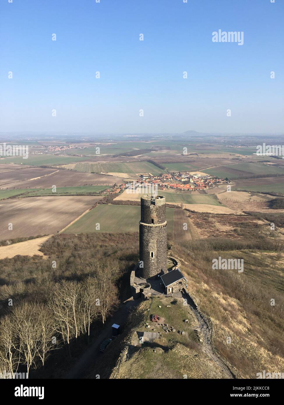 Un colpo aereo di vecchia torre di pietra Hazmburk, repubblica Ceca Foto Stock