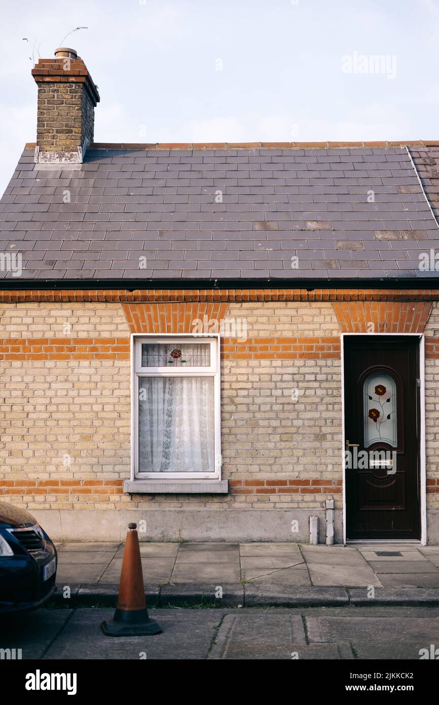 Una facciata anteriore di case in mattoni a Dublino, Irlanda Foto Stock