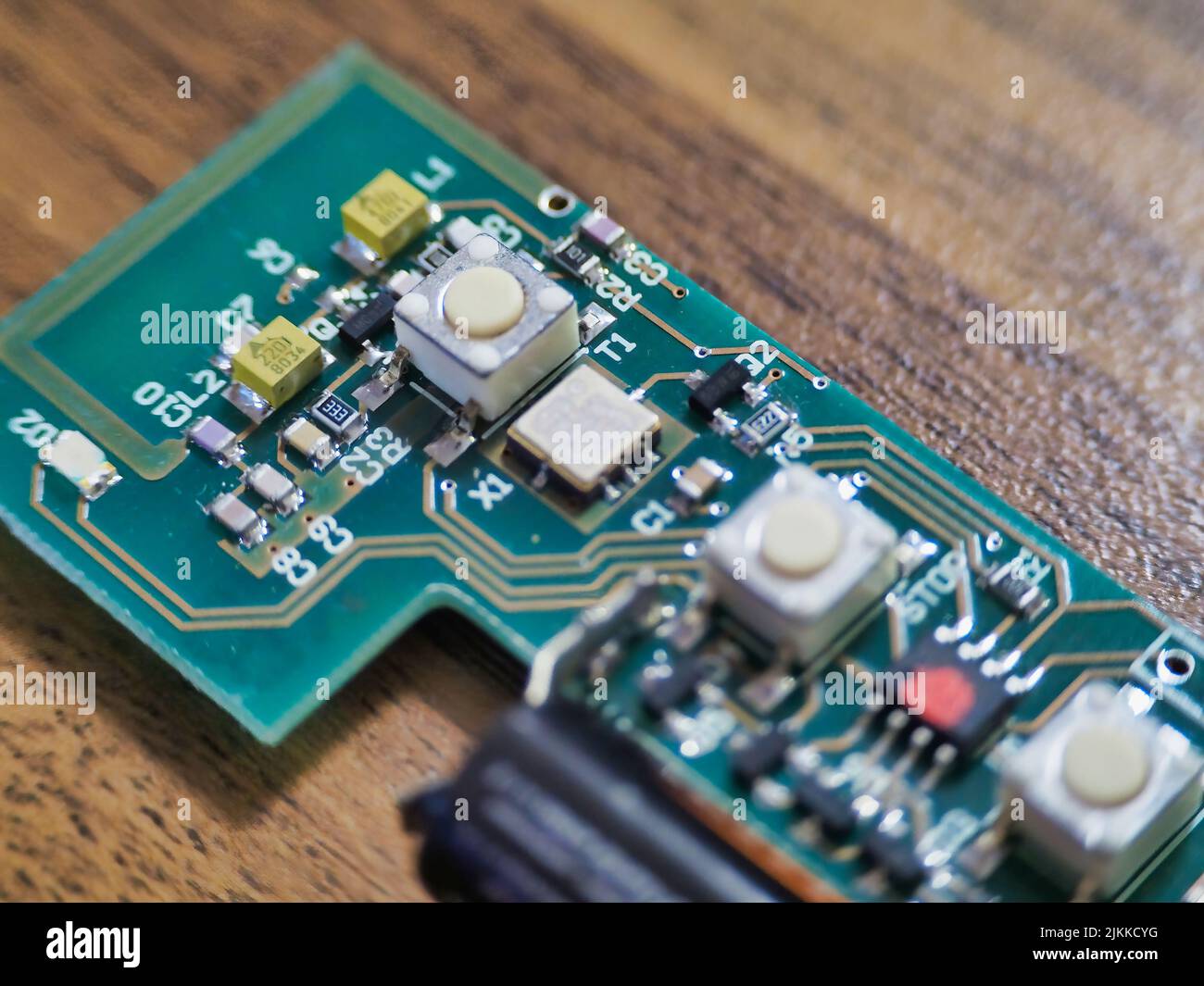 Un modulo elettronico verde su un tavolo di legno Foto Stock