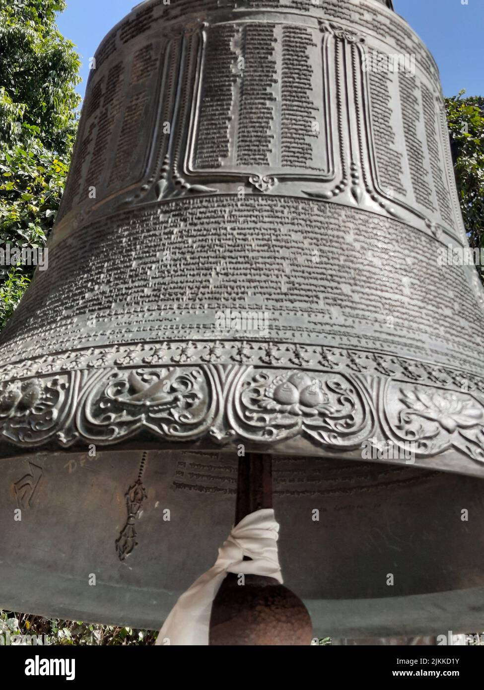 Una vista dell'enorme campana di pace mondiale (campana Dharma) in una giornata di sole Foto Stock