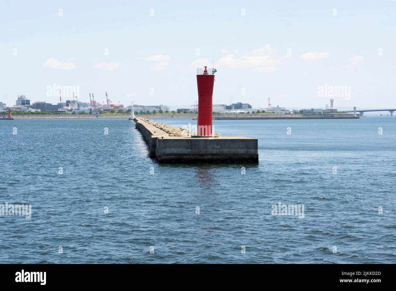 Faro su cemento struttura nel porto di Kobe Giappone Foto Stock