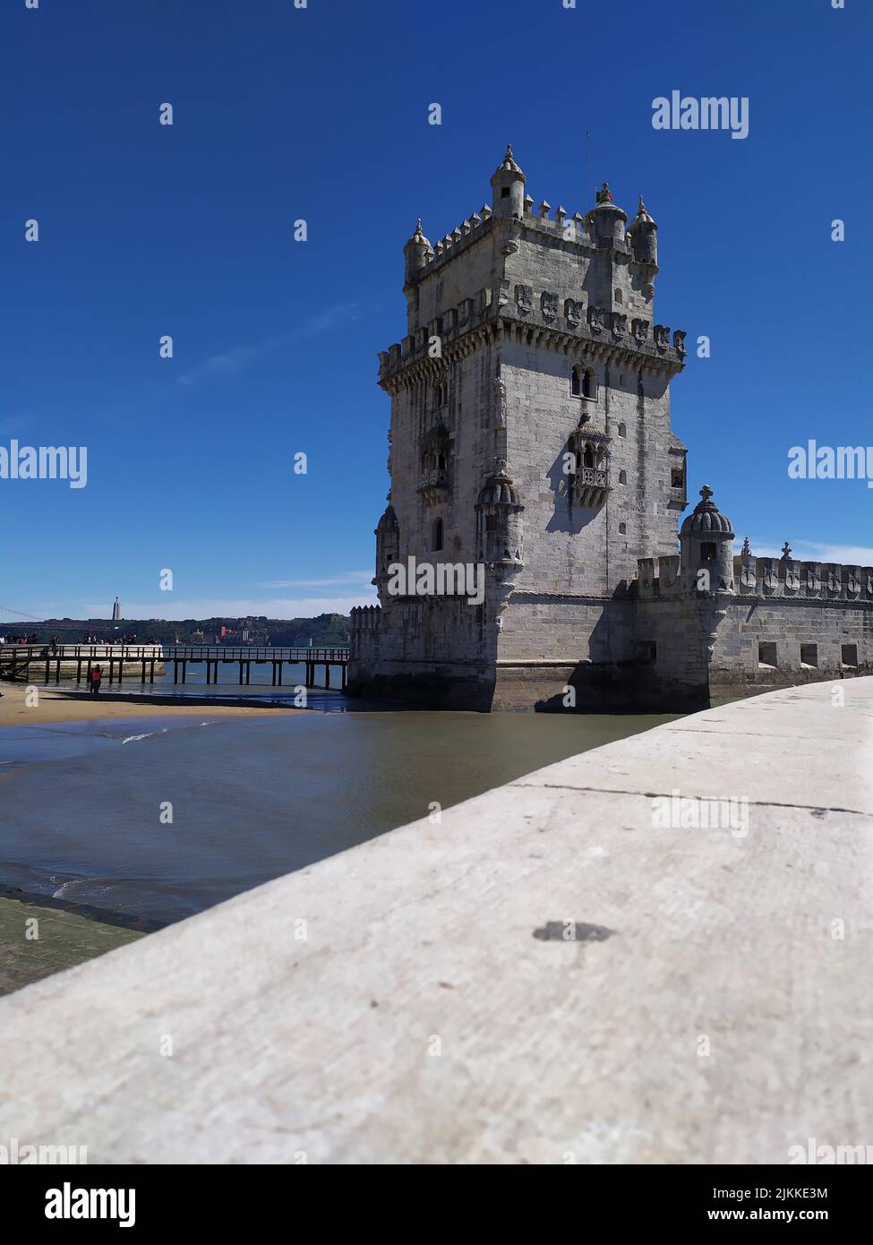 Una foto verticale del monumento Torre de Belem, eletto come una delle sette meraviglie del Portogallo Foto Stock