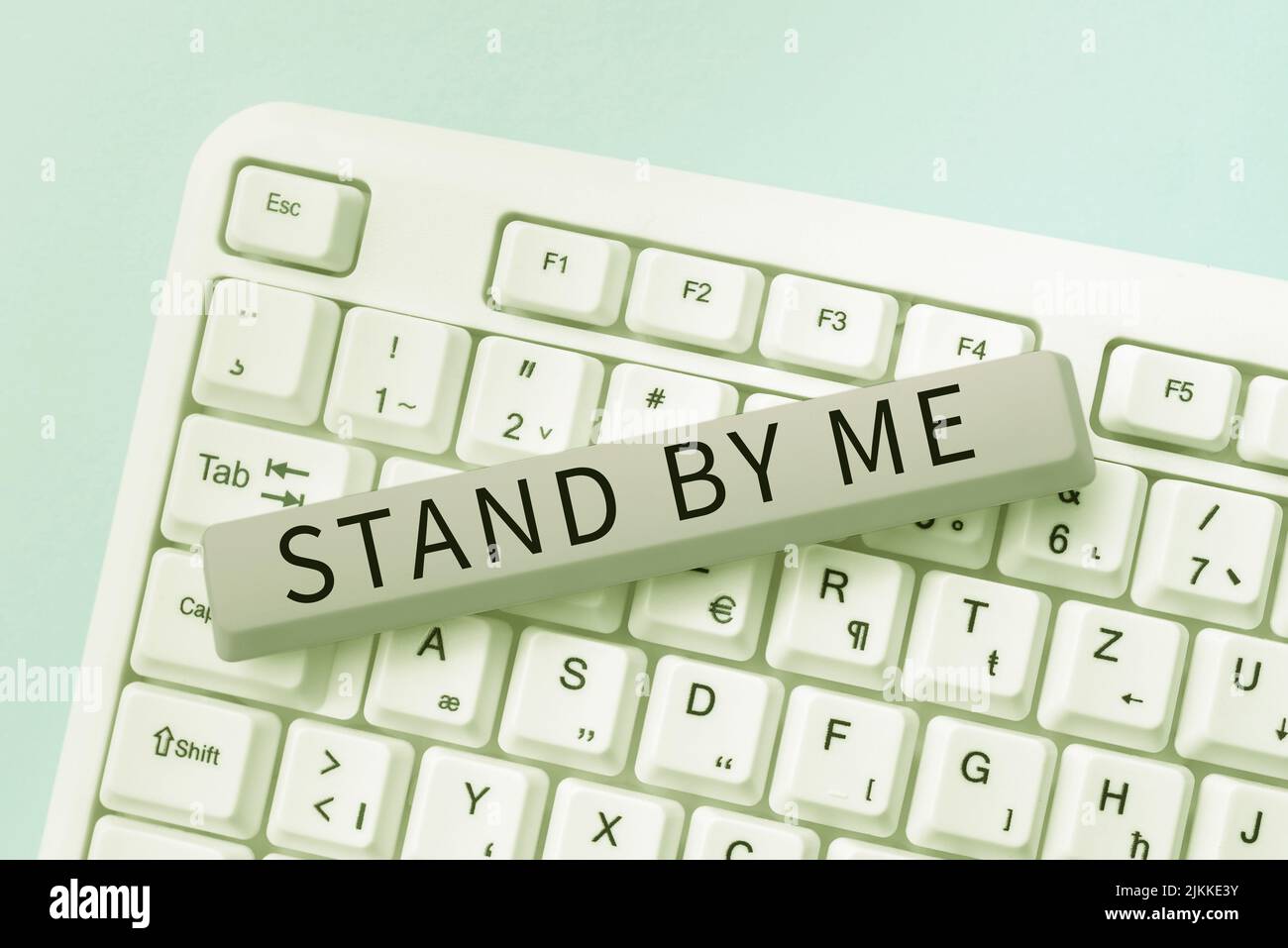 Scrittura visualizzazione testo Stand by Me. Conceptual foto essere sempre intorno a me ci contare su qualcuno tutto il tempo -49105 Foto Stock