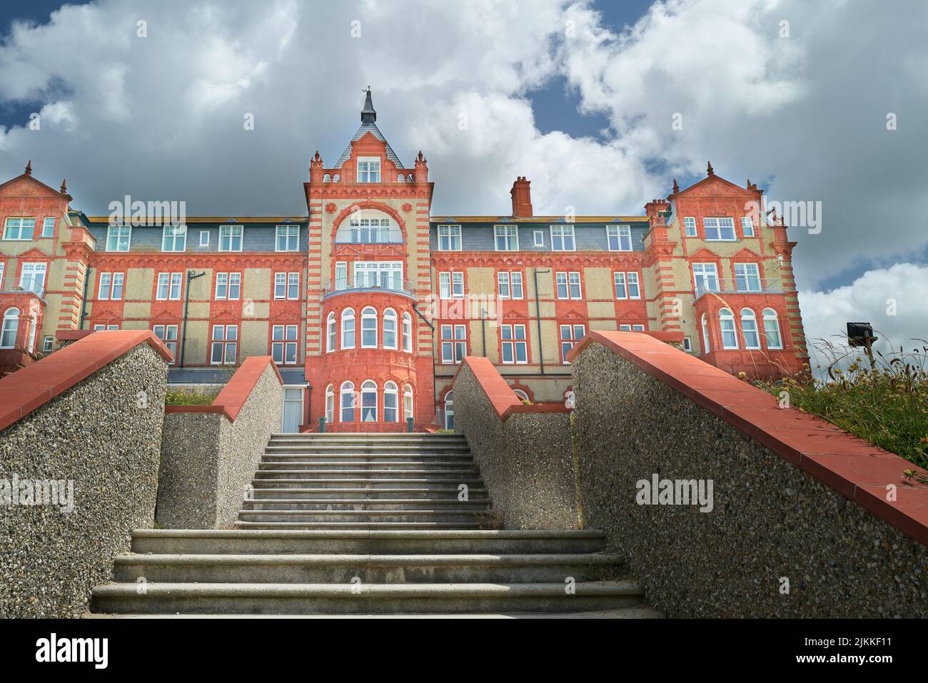 L'hotel Headland sulla cima della scogliera si affaccia su Towan Head e sulla spiaggia Fistral, Newquay, Cornovaglia, Inghilterra. Foto Stock