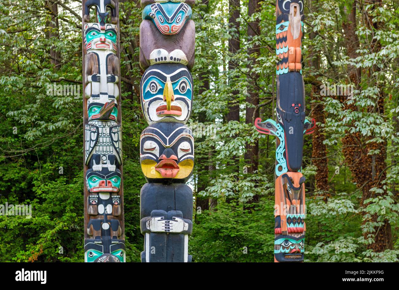 I primi pali indigeni nativi totem nazioni in Stanley Park di Vancouver, British Columbia, Canada. Foto Stock