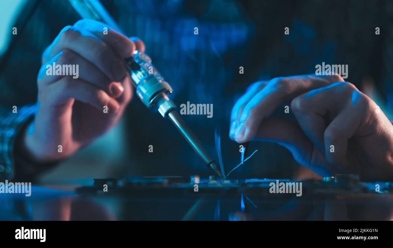 componente di saldatura per tecnico di riparazione elettronica Foto Stock
