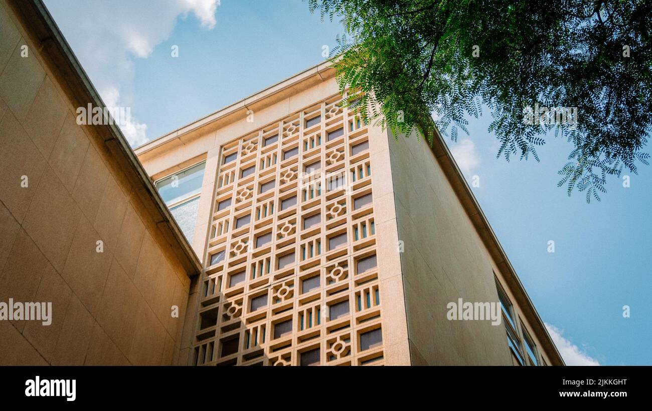 Un basso angolo di parte di un edificio e il cielo Foto Stock