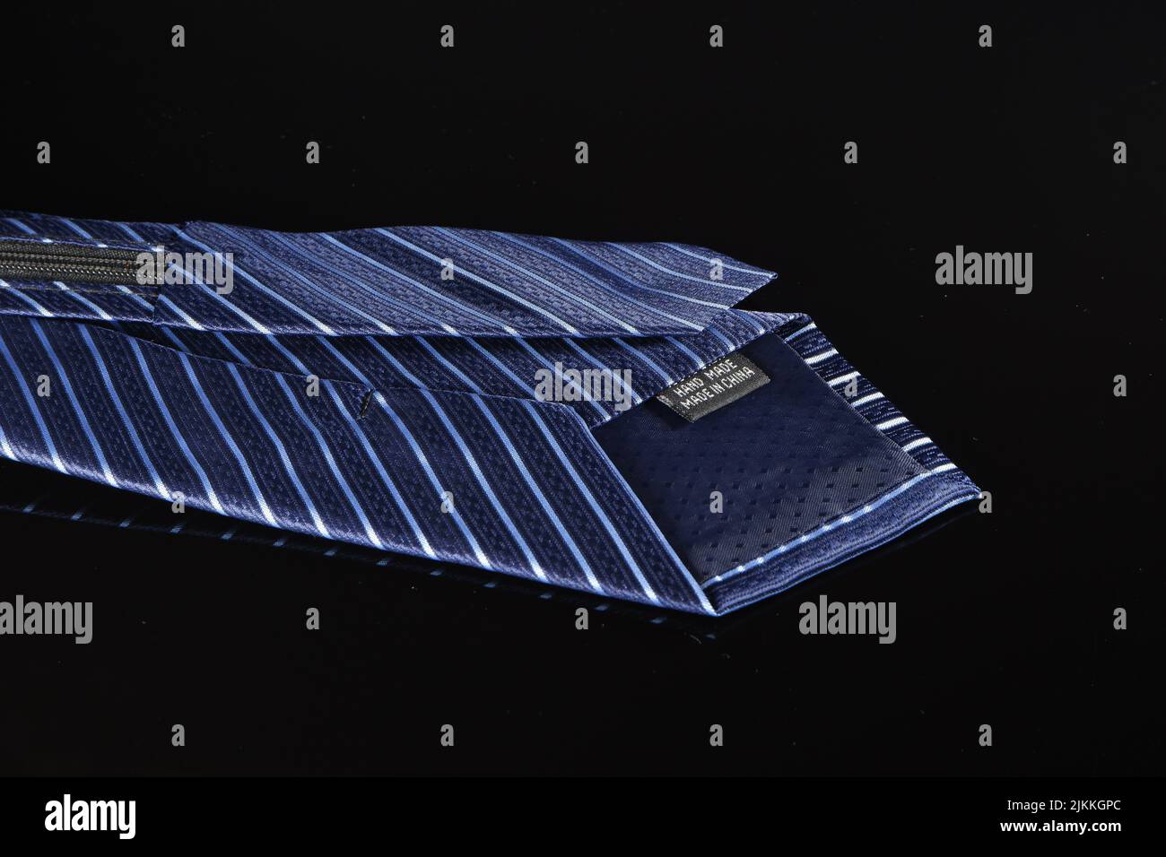 Un primo piano di un lato inferiore della cravatta con un'etichetta Foto Stock