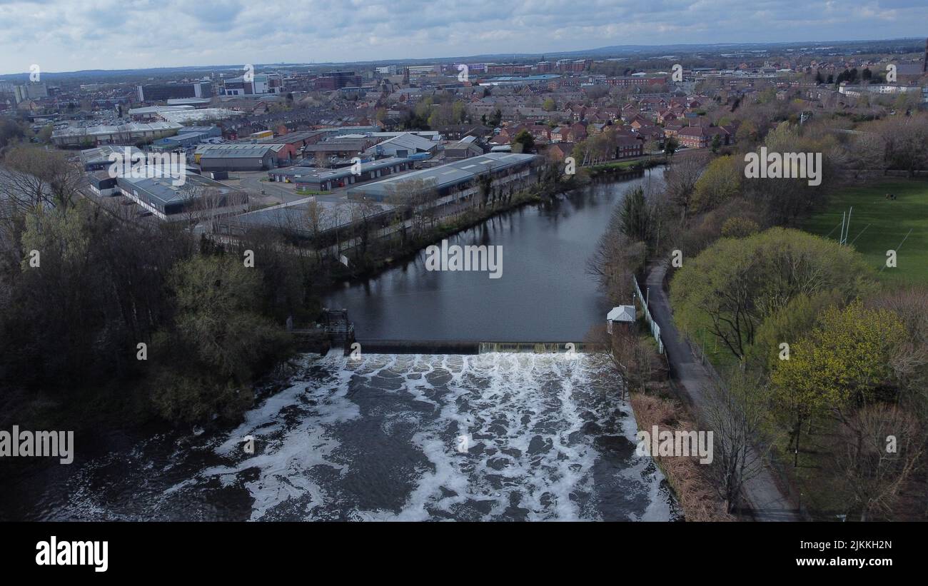 Una foto aerea dello stramazzo Howley sul fiume Mersey a Warrington Foto Stock