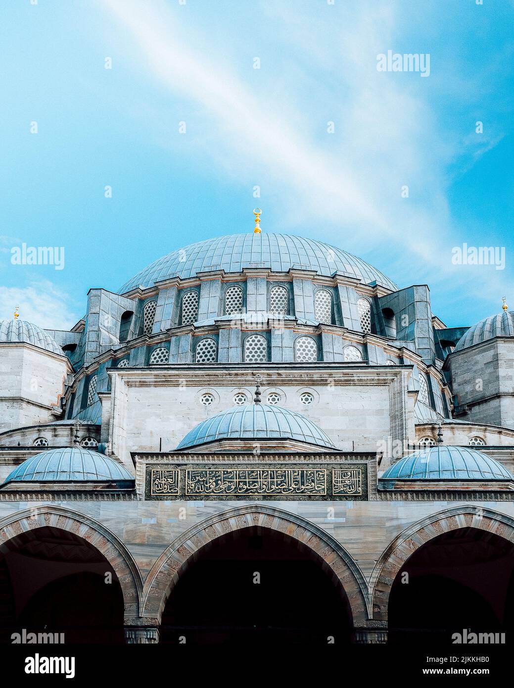 Una foto verticale della famosa moschea di Suleymanie a Istanbul, in Turchia, in una giornata di sole Foto Stock