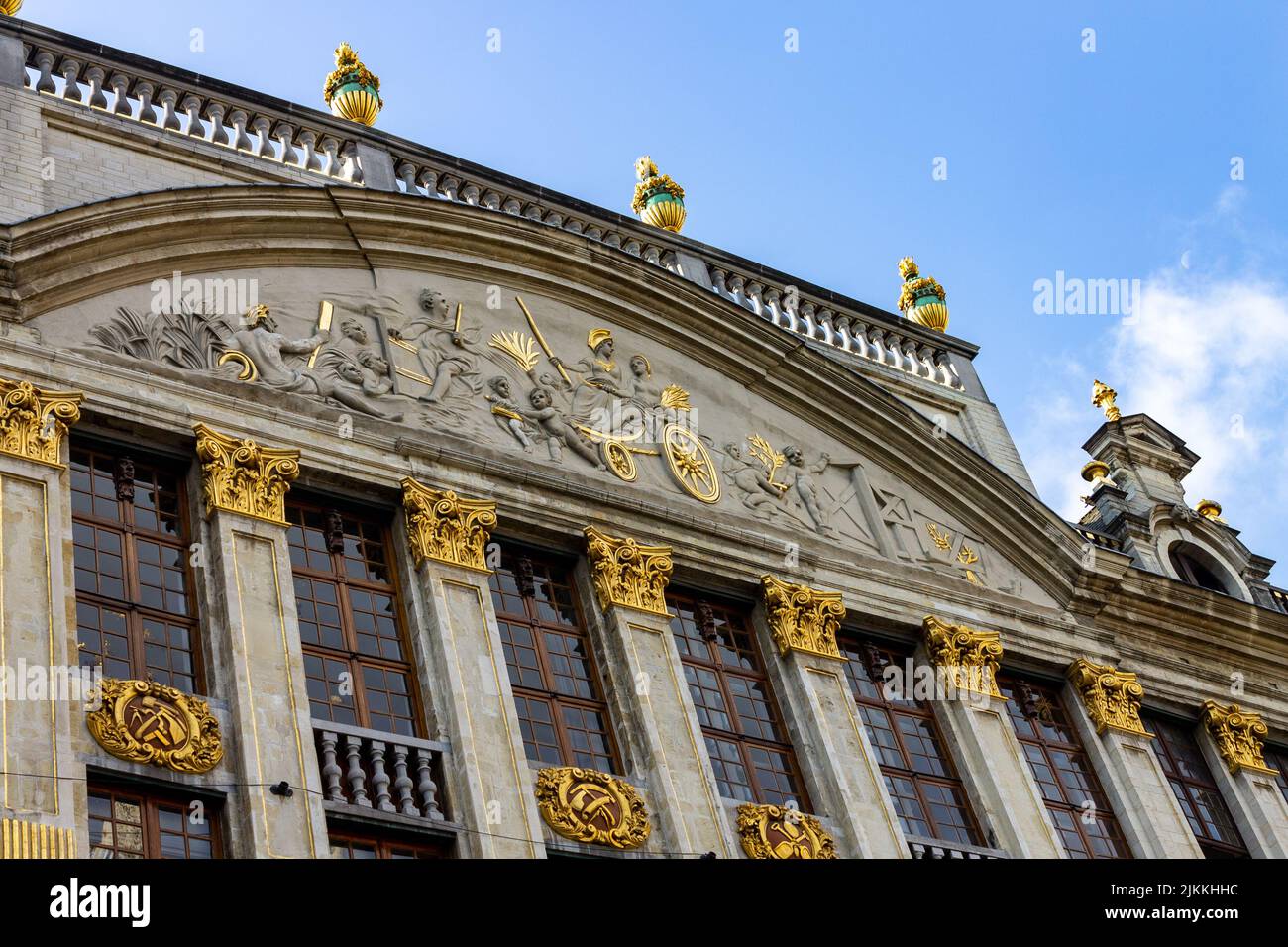 Uno scatto prospettico dei dettagli di un edificio storico in Grand Place a Bruxelles, Belgio. Foto Stock