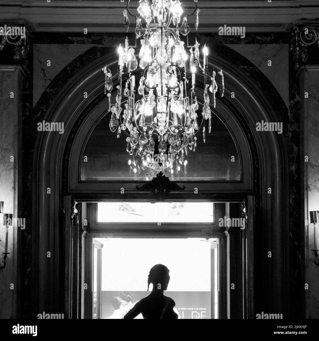 Un retro bianco e nero ha girato una silhouette di una donna in un interno di lusso. Foto Stock