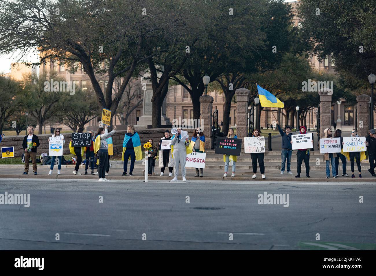 Un colpo orizzontale di persone che protestano contro la guerra in Ucraina alla capitale del Texas Foto Stock