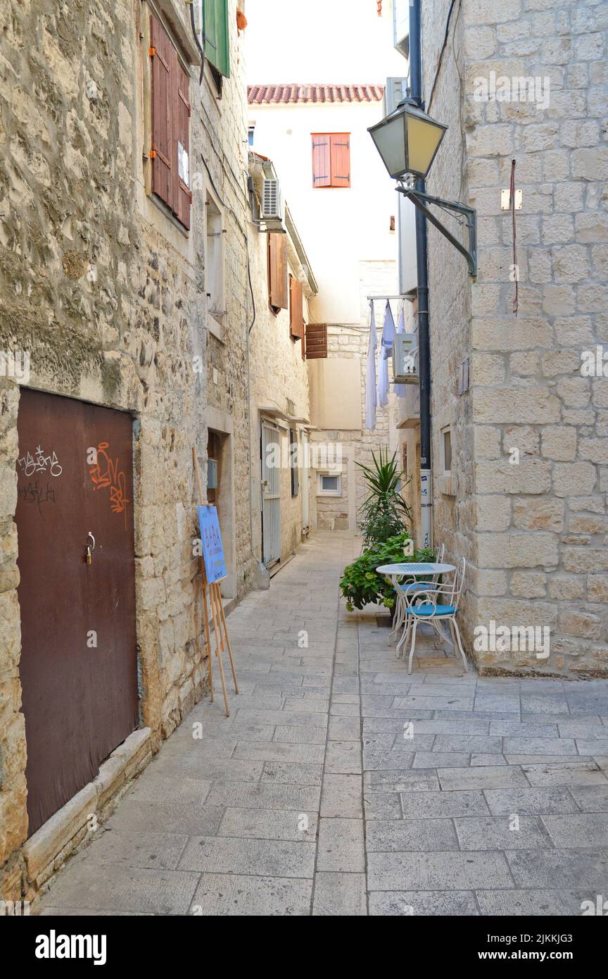 Una piccola strada nel quartiere medievale di Trogir, una vecchia città croata Foto Stock