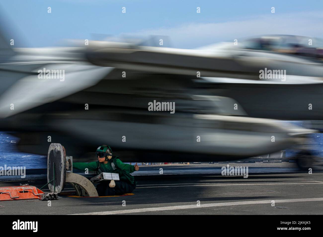Oceano Pacifico, Stati Uniti. 02nd ago 2022. Il marinaio americano Naomi Roman dirige il lancio di un aereo da caccia EA-18G Growler assegnato ai Wizards of Electronic Attack Squadron 133, sul ponte di volo della portaerei di classe Nimitz USS Abraham Lincoln in corso con la flotta 3rd, 2 agosto 2022 nell'Oceano Pacifico. Credit: MC3 Michael Singley/Planetpix/Alamy Live News Credit: Planetpix/Alamy Live News Foto Stock