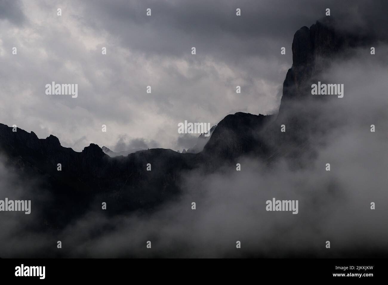 un bellissimo scatto delle montagne coperte dalle nuvole e dal fumo. Foto Stock