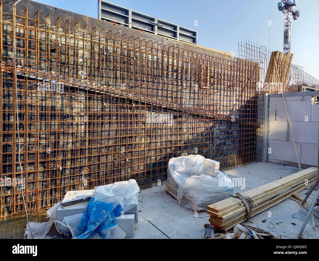 Una parete per casseforme in cemento armato in acciaio in un cantiere Foto Stock