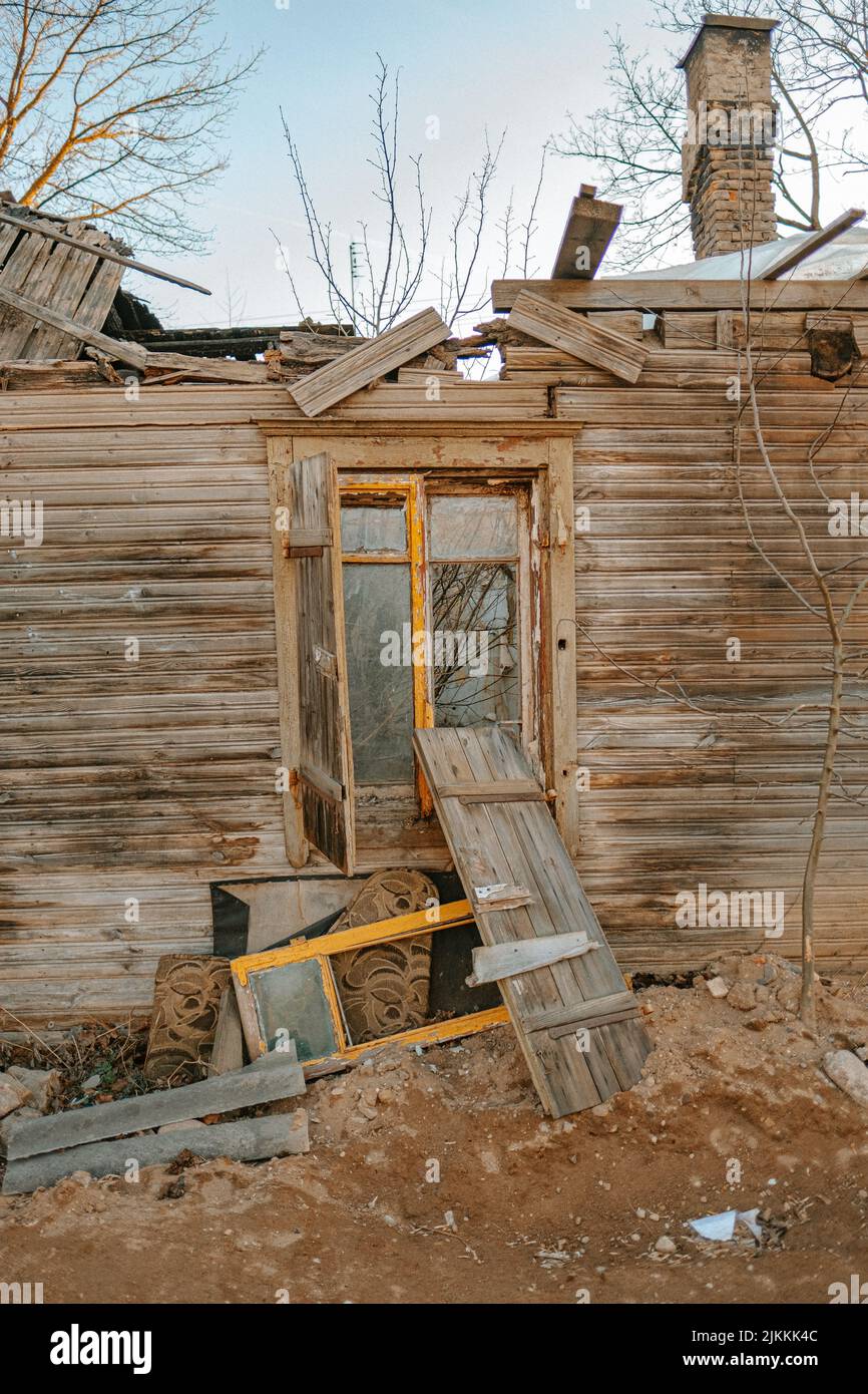 Una casa in legno abbandonata nella foresta Foto Stock