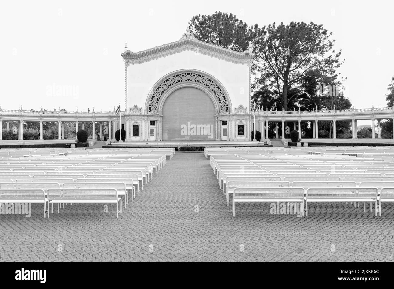 Una foto in scala di grigi dello Spreckels Organ Pavilion nel Balboa Park con posti a sedere vuoti Foto Stock