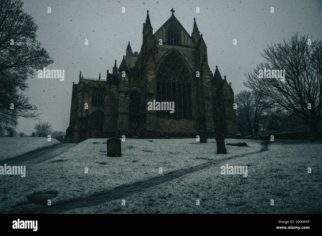 Una vista in lontananza della storica Cattedrale di Ripon durante l'inverno nel North Yorkshire, Ripon, Inghilterra Foto Stock