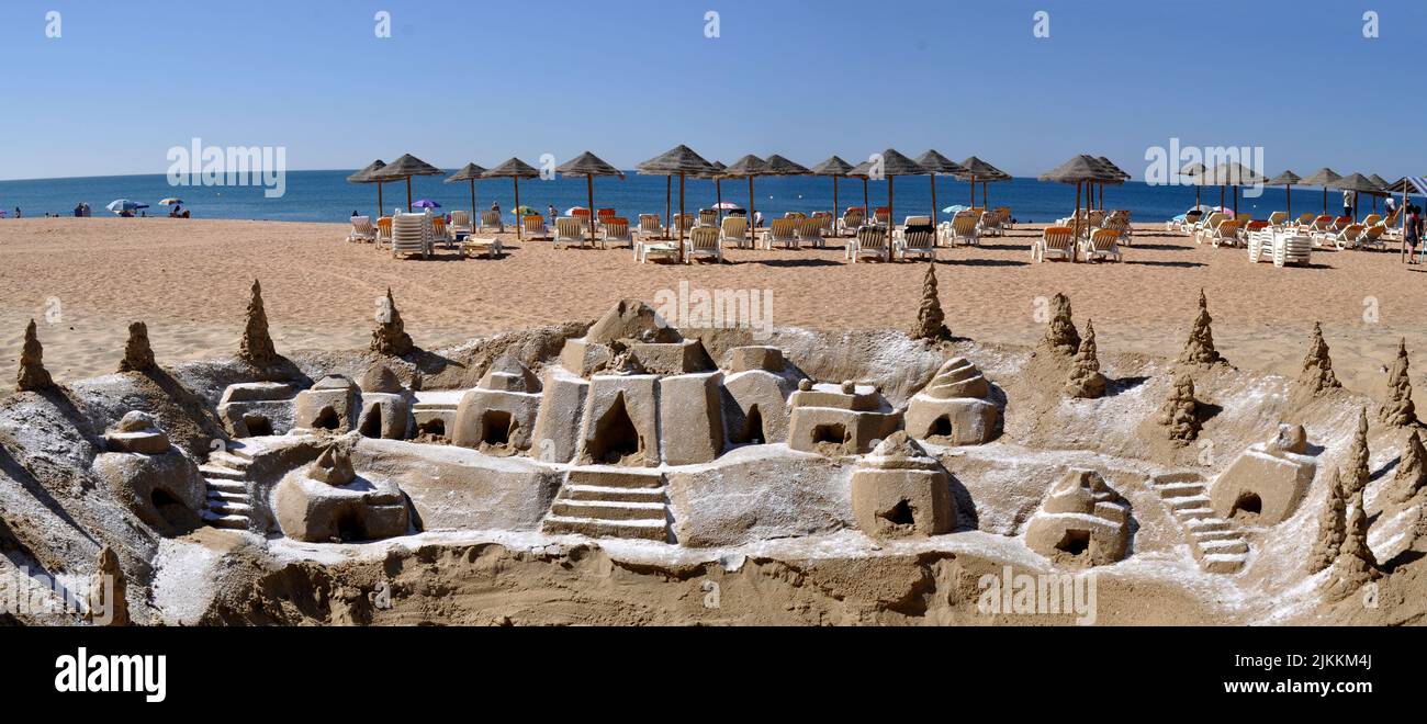 Sculture di sabbia sulla spiaggia con lettini Foto Stock