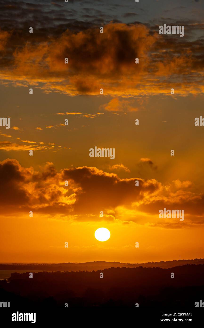 Una bella vista di un'alba sulle montagne Foto Stock