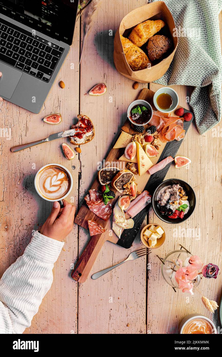 Un primo piano verticale del tavolo di legno con vari tipi di cibo. Foto Stock