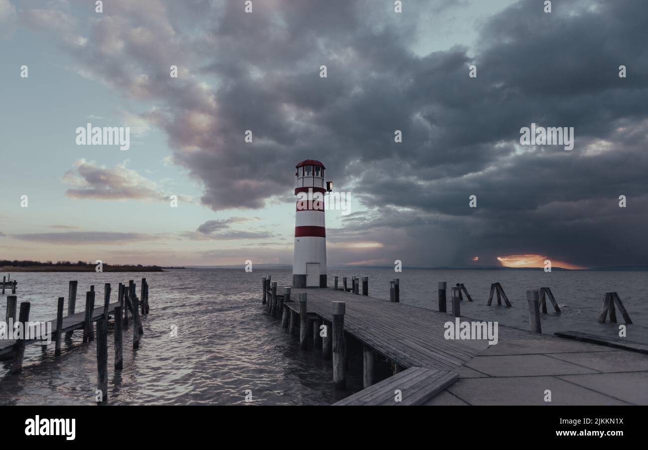 Il faro di Podersdorf contro il cielo nuvoloso. Podersdorf am See, Austria. Foto Stock