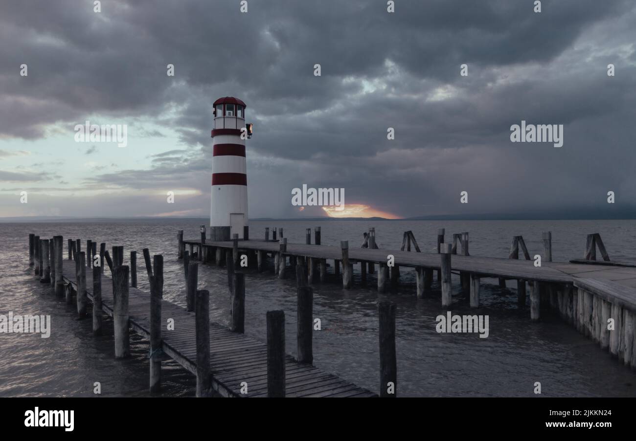 Il faro di Podersdorf contro il cielo nuvoloso. Podersdorf am See, Austria. Foto Stock