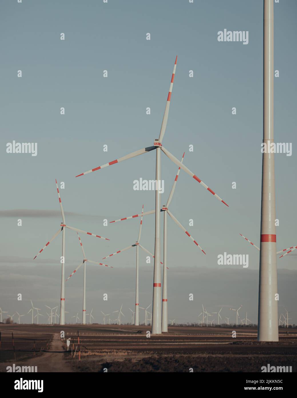 Un campo rurale con moderne turbine eoliche Foto Stock