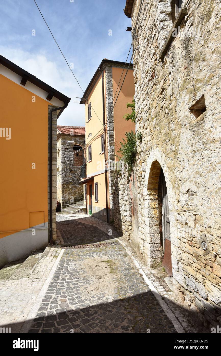 Un pavimento in pietra medievale nella strada tra le case del villaggio di Macchiagodena in Molise, Italia Foto Stock