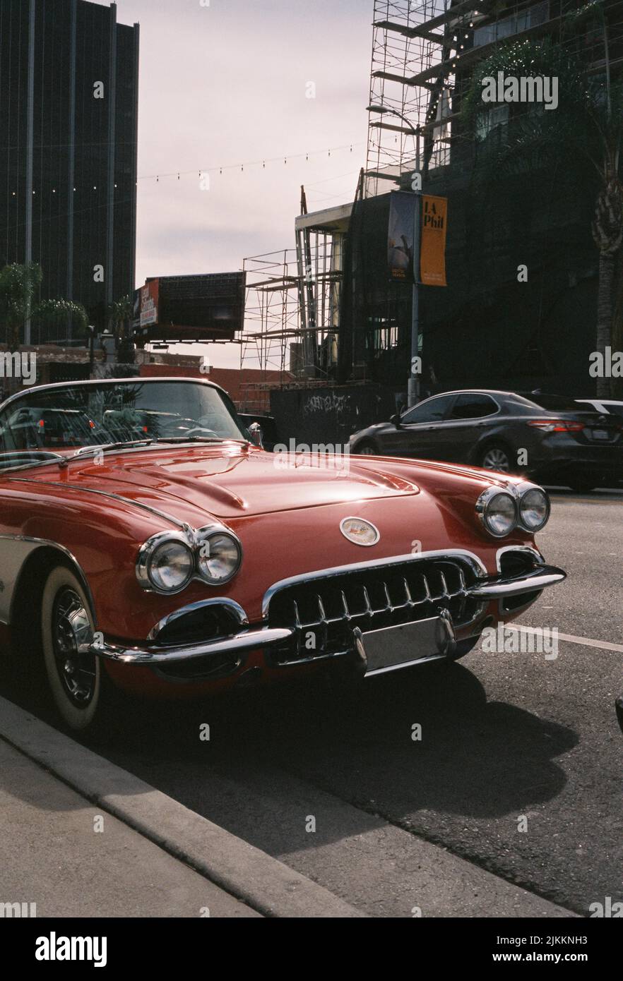 Un'auto d'epoca rossa parcheggiata per le strade DI LA Foto Stock