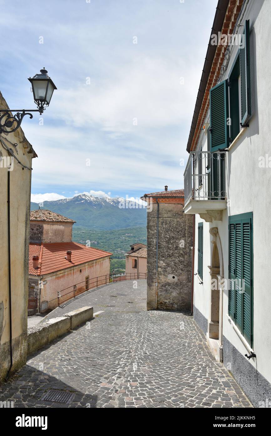 Un pavimento in pietra medievale nella strada tra le case del villaggio di Macchiagodena in Molise, Italia Foto Stock