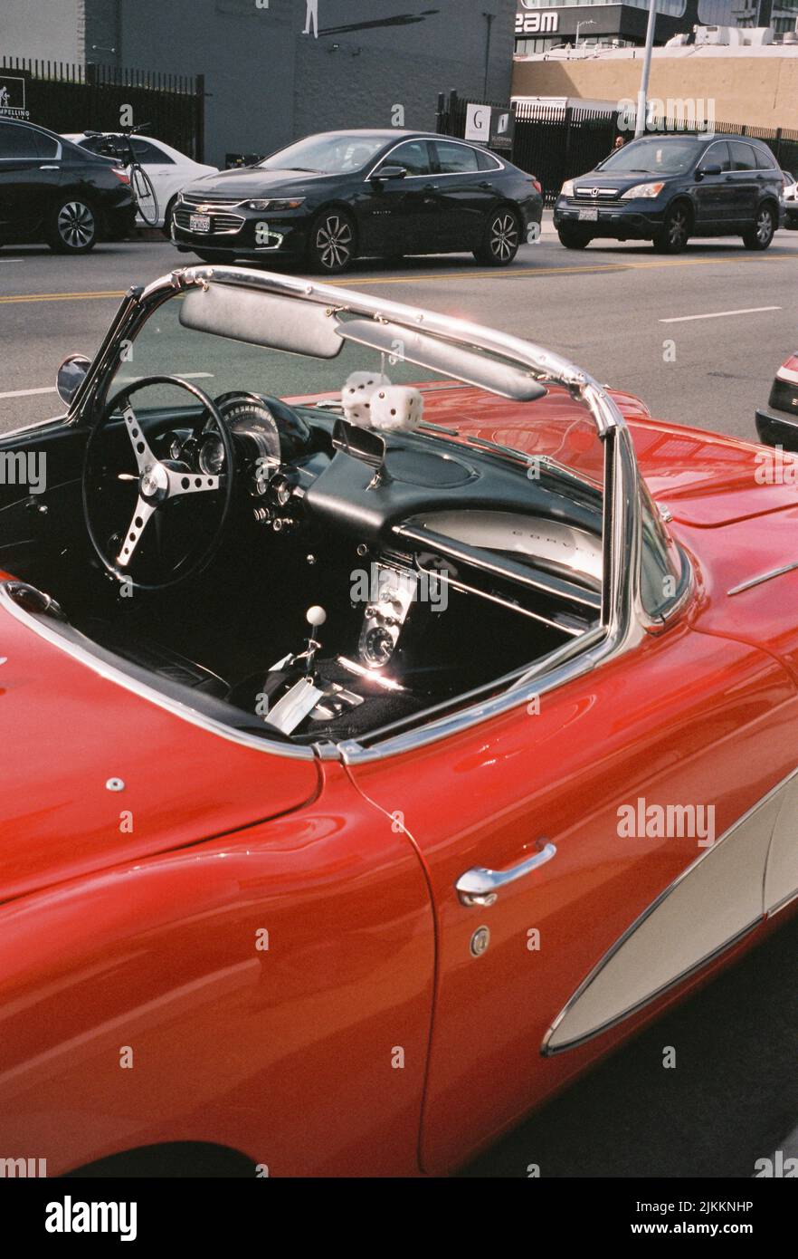 Un'auto d'epoca rossa parcheggiata per le strade DI LA Foto Stock