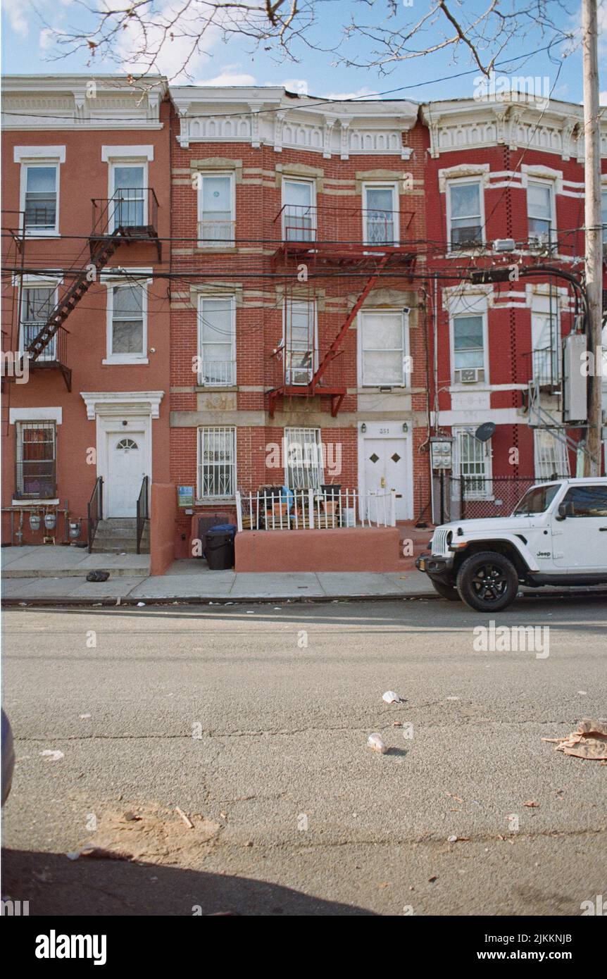 Uno scatto verticale delle case cittadine in una giornata di sole a Bronx, New York, Stati Uniti Foto Stock