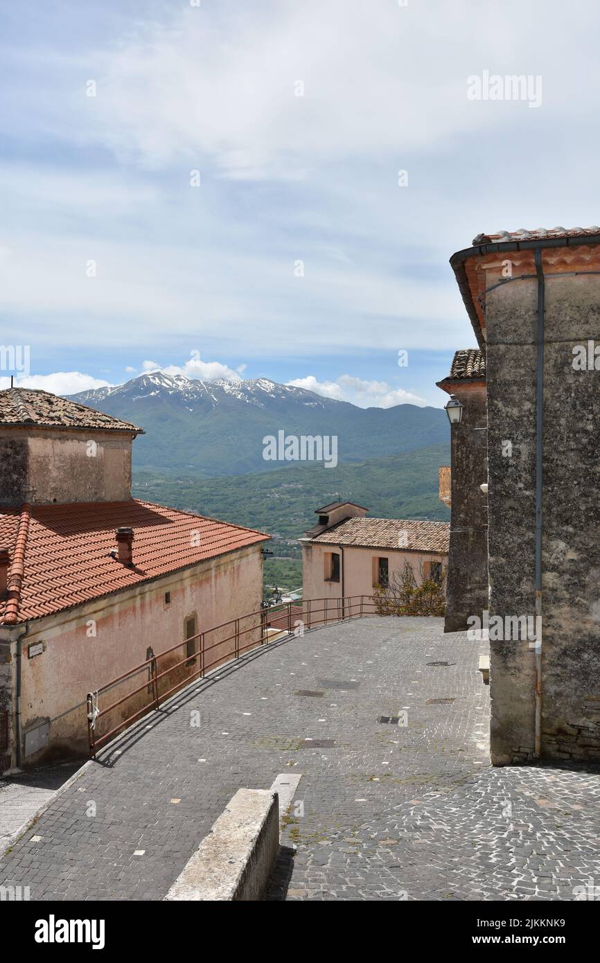 Un pavimento in pietra medievale nella strada tra le case del villaggio di Macchiagodena in Molise, Italia Foto Stock