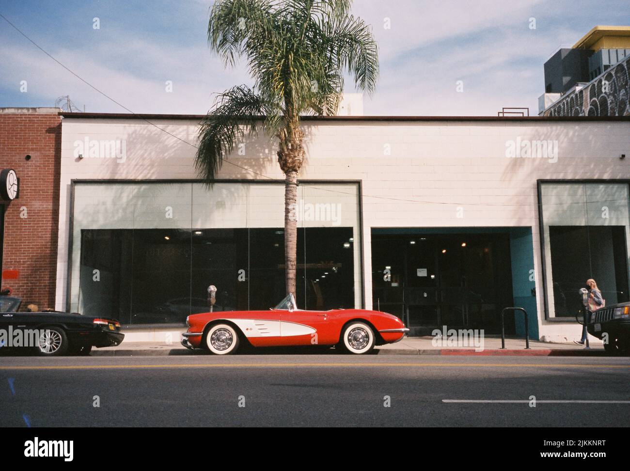Un'auto d'epoca rossa parcheggiata vicino a una palma a LOS ANGELES Foto Stock