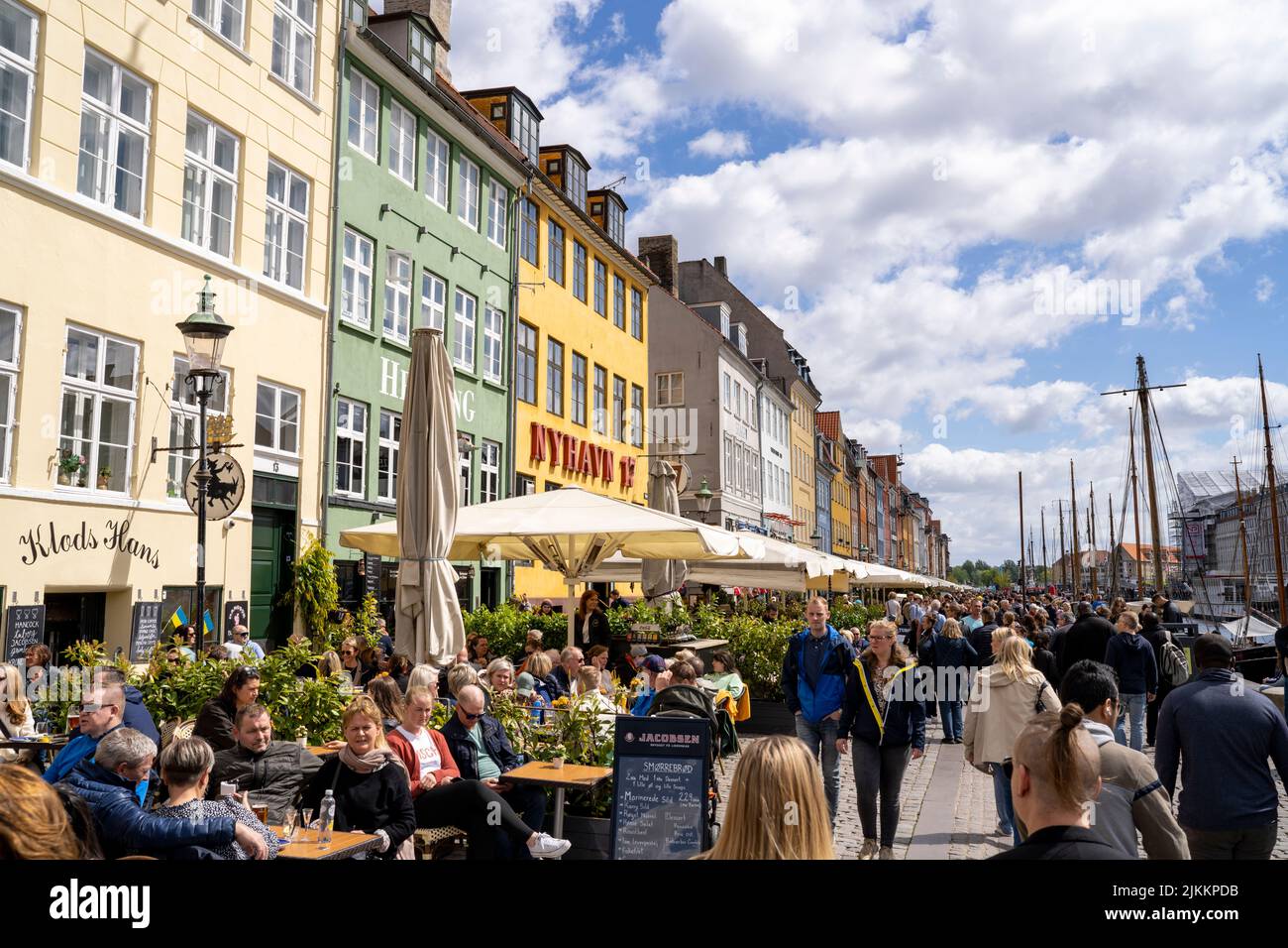 Nyhavn Copenhagen quartiere con case multicolore lungo il canale Foto Stock