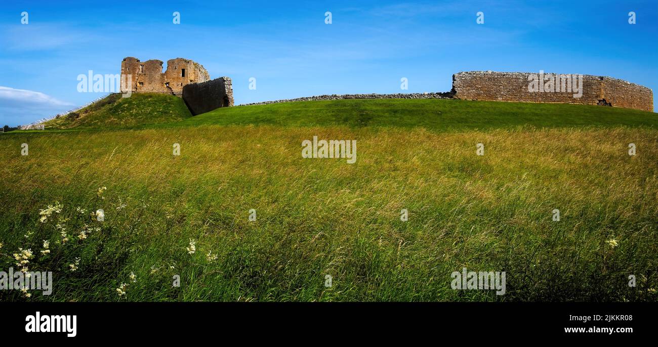 Un bellissimo scatto di Duffus Castle situato sul Laich di Moray in Scozia Foto Stock