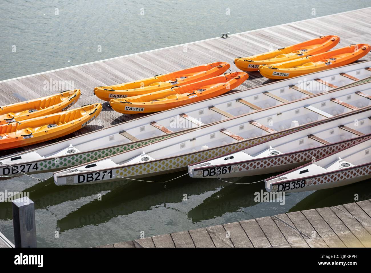 Una bella vista delle barche drago nel Singapore Sports Hub Foto Stock