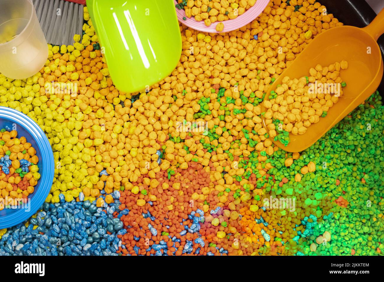 grani colorati per belle abilità motorie dei bambini. montessori. idee per lo sviluppo dei bambini Foto Stock