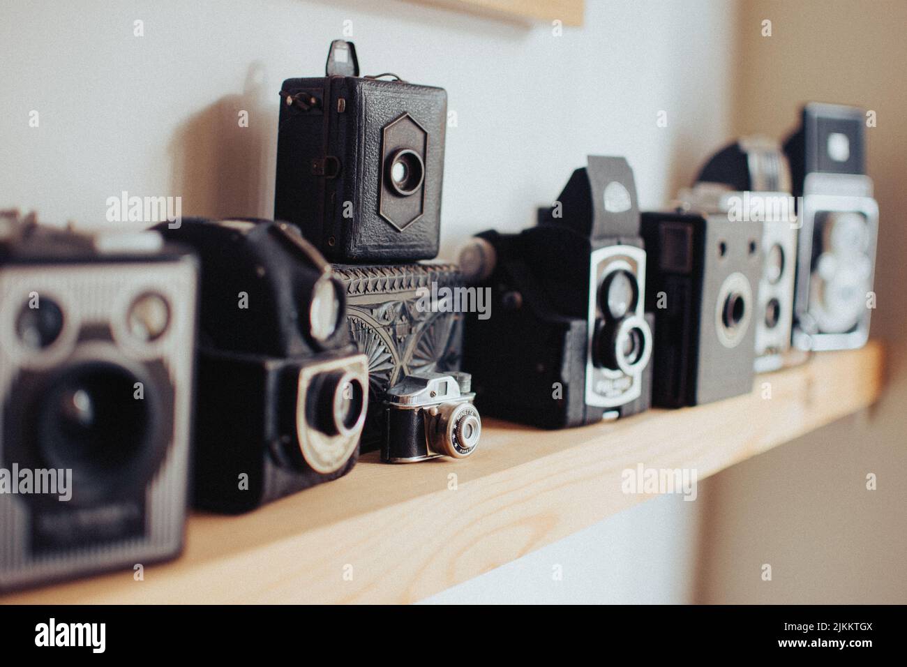 Un primo piano di una vetrina di una collezione di vecchie macchine fotografiche vintage Foto Stock