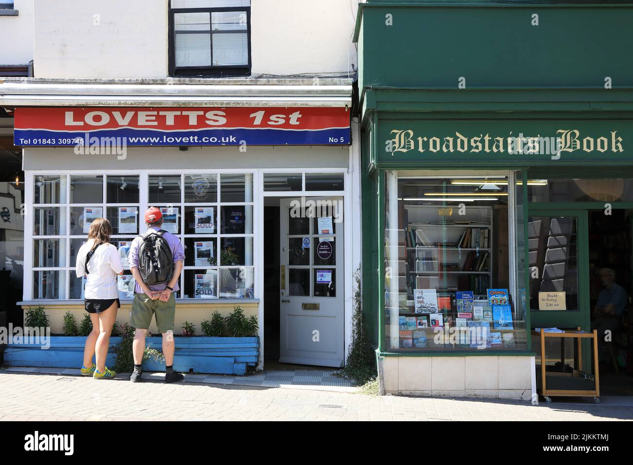 Coppia cercando in agente immobiliare a Broadstairs, vicino al Book Shop su Albion Street, sull'isola di Thanet, Kent, Regno Unito Foto Stock