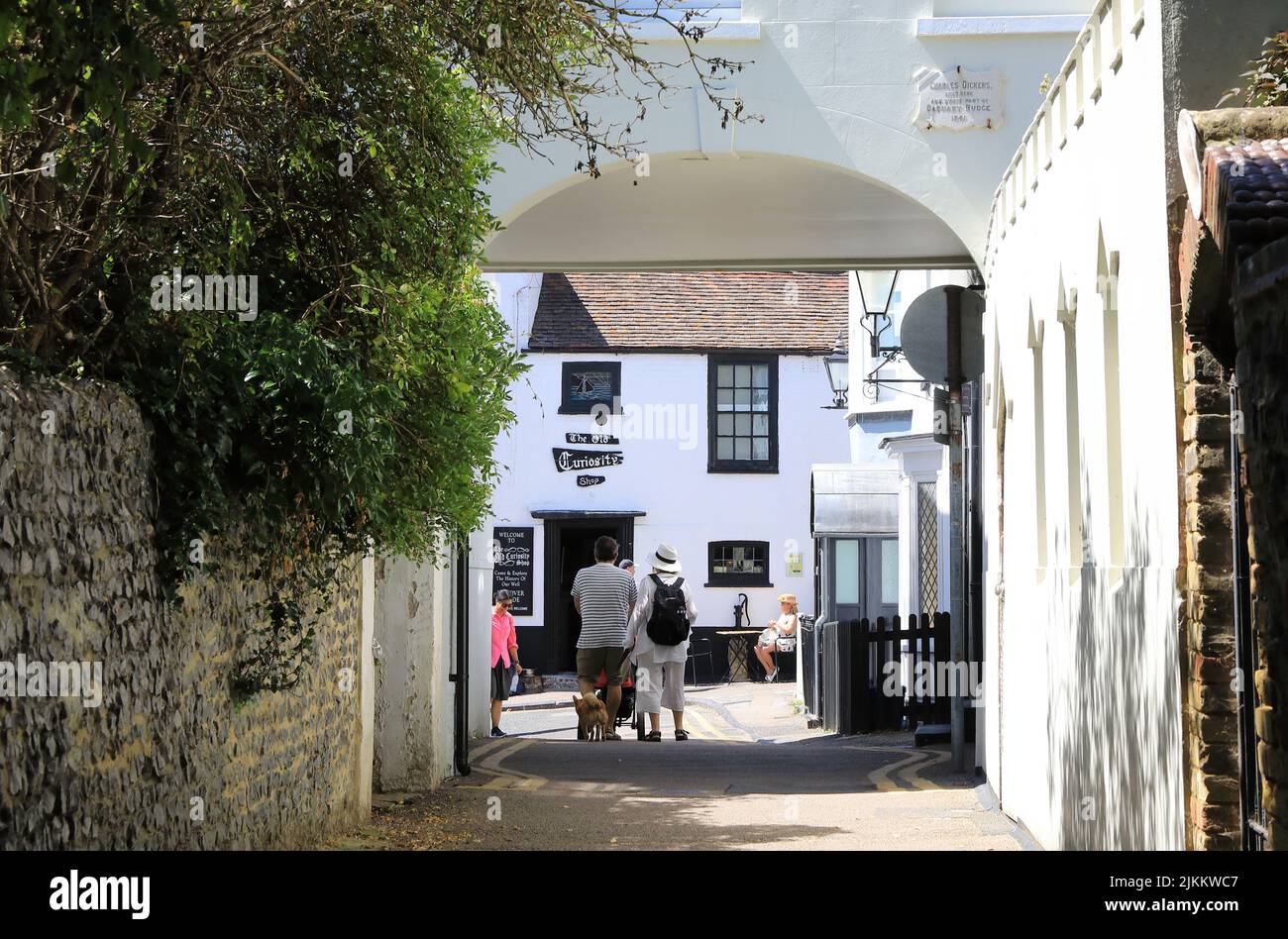 Charles Dickens visse qui e scrisse Barnaby Rudge nel 1841, con l'Old Curiosity Shop Beyond, a Broadstairs, Kent, Regno Unito Foto Stock