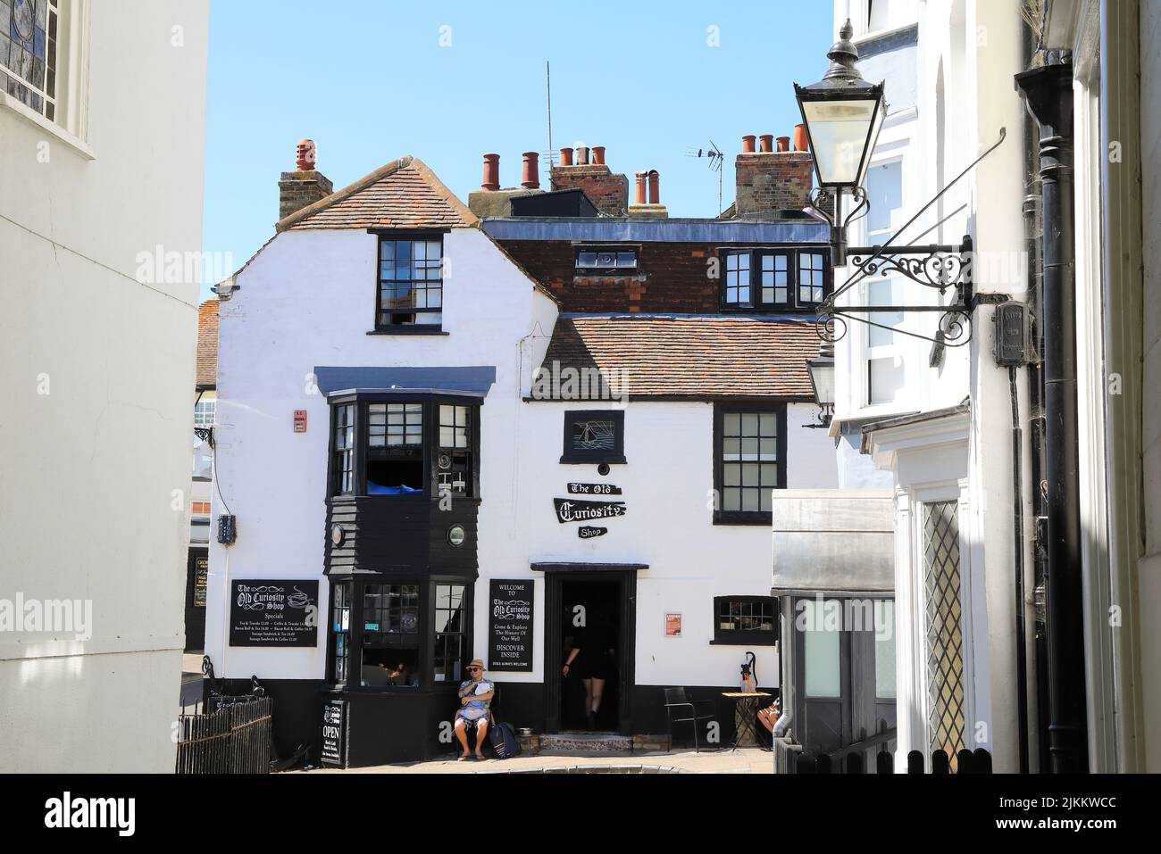 The Old Curiosity House, di Charles Dickens fama, un caffè accogliente che serve cucina britannica, su Harbour Street, a Broadstairs, Isola di Thanet, Kent Foto Stock